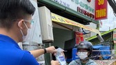 Nhân viên FPT Long Châu gởi quà đến người dân trong khu phong toả