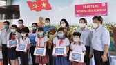 Các em học sinh tại tỉnh Đồng Tháp nhận máy tính bảng từ dự án “Máy tính tặng em” vào ngày 19-10 vừa qua