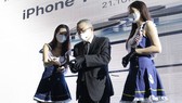 FPT Shop giao iPhone 13 cho khách hàng
