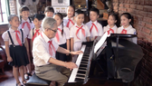 Trở về ký ức của một thời khăn đỏ với giai điệu "Ta lớn lên cùng đất nước"