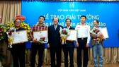 Các tác giả được trao giải nhất