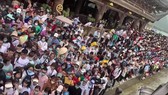 “Biển người” chen chân ở Tam Chúc - Hà Nam
