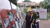 Khách tham quan xem triển lãm