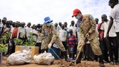 Chiến sĩ mũ nồi xanh của Việt Nam trồng cây gây bóng mát ở Nam Sudan