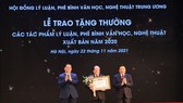 Nhà thơ Hữu Thỉnh được trao tặng giải thưởng dành cho tác phẩm lý luận phê bình văn học nghệ thuật