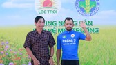 Jordan Parra không chỉ mặc áo xanh mà còn lấy luôn áo vàng.