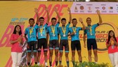 Đội Bike Life Đồng Nai trên bục nhận thưởng.