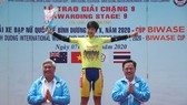 Tay đua Somrat chính thức mặc Áo vàng chung cuộc.