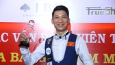 Cơ thủ Ngô Đình Nại với chiếc Cúp vô địch.