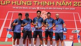 Lý Hoàng Nam/Trịnh Linh Giang và BHL bên cúp vô địch.