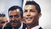 Siêu cò Jorge Mendes (trái) bên cạnh Cristiano Ronaldo.