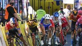 Dylan Groenewegen (thứ hai từ trái sang) ép xe Fabio Jakobsen suýt chết.