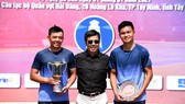 Hai tay vợt trên bục nhận thưởng.