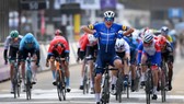 Niềm vui chiến thắng của Davide Ballerini.