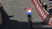 Mathieu van der Poel chiến thắng Strade Bianche 2021.