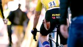 Primoz Roglic thi đấu với vết thương rỉ máu