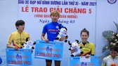 Áo xanh Nguyễn Thị Thật trên bục nhận thưởng