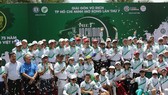 Các golfer cùng thành viên BTC chụp hình trong ngày khai mạc