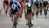 Mark Cavendish (trái) thắng sít sao trước Jasper Philipsen