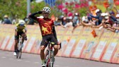 Tay đua Võ Minh Gia Bảo ăn mừng chiến thắng. Ảnh: HOÀNG HÙNG