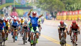 Tay đua Lê Nguyệt Minh ăn mừng chiến thắng. Ảnh: HOÀNG HÙNG