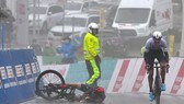 Tay đua Geraint Thomas té ngã khi rút đích