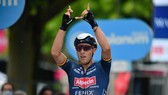 Tim Merlier giơ các ngón tay tạo thành chữ W tưởng nhớ Wouter Weylandt