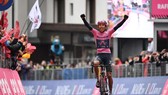 Áo hồng Egan Bernal một mình về đích thắng chặng 16