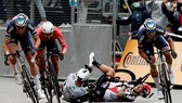 Caleb Ewan và Peter Sagan gặp nạn khi tung nước rút
