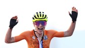 Annemiek van Vleuten mừng chiến thắng hụt