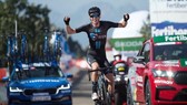 Tay đua Romain Bardet vui mừng ở đích đến