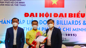 Đại diện Sở Văn hoá và Thể thao TPHCM trao quyết định thành lập Liên đoàn