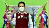 Cơ thủ Nguyễn Như Lê với chiếc cúp vô địch