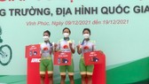 Ba cô gái An Giang trên bục nhận huy chương. ẢNH: Đinh Thanh Phong