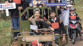 CLIP: “Miss bánh mì” H'Hen Niê về quê nhà lái công nông, vui chơi hết mình với bà con