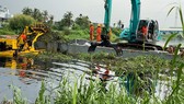 TPHCM vớt rác trên sông rạch bằng công nghệ