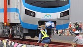 Toa tàu metro số 1 đầu tiên đã đặt lên đường ray