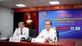 Ông Hồ Quang Lợi - Phó Chủ tịch thường trực Hội Nhà báo Việt Nam và ông Trần Gia Thái – Chủ tịch Liên đoàn Bóng bàn Việt Nam chủ trì cuộc họp báo.