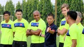HLV Hoàng Anh Tuấn cùng các cộng sự ở đợt tập trung lần này. (Ảnh: VFF)