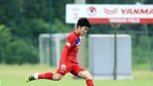 Thể lực vẫn đang là hạn chế của Xuân Trường nếu sang châu Âu. Ảnh: MINH HOÀNG