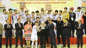 Đội Thái Lan với chiếc Cúp vô địch lần thứ 13. Ảnh: DŨNG PHƯƠNG