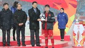 Thủ quân Xuân Trường đại diện U23 Việt Nam nhận giải fair-play. Ảnh: ANH KHOA