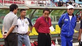 HLV Nam Dae Shik (bìa phải) . Ảnh: QUỐC CƯỜNG