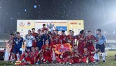 Đội U19 tuyển chọn Việt Nam giành Cúp vô địch. Ảnh: DŨNG PHƯƠNG