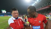 Thầy trò HLV Trương Việt Hoàng đang gây thất vọng. Ảnh: MINH HOÀNG