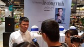 Công Vinh tại buổi ra mắt tự truyện sáng 23-5