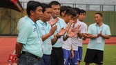 HLV Trần Minh Chiến cùng các cộng sự trong khu kỹ thuật đội B.Bình Dương. Ảnh: NHẬT ANH