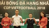 Hai cầu thủ Như Thành và Thành Lương tại buổi bốc thăm