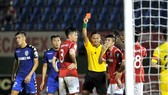 Trọng tài Trần Văn Lập có nhiều sai sót trong trận Becamex Bình Dương - Than Quảng Ninh. Ảnh: NGUYỄN NHÂN