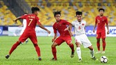 Cửa đi tiếp khá hẹp với các cầu thủ U16 Việt Nam. Ảnh: Đoàn Nhật